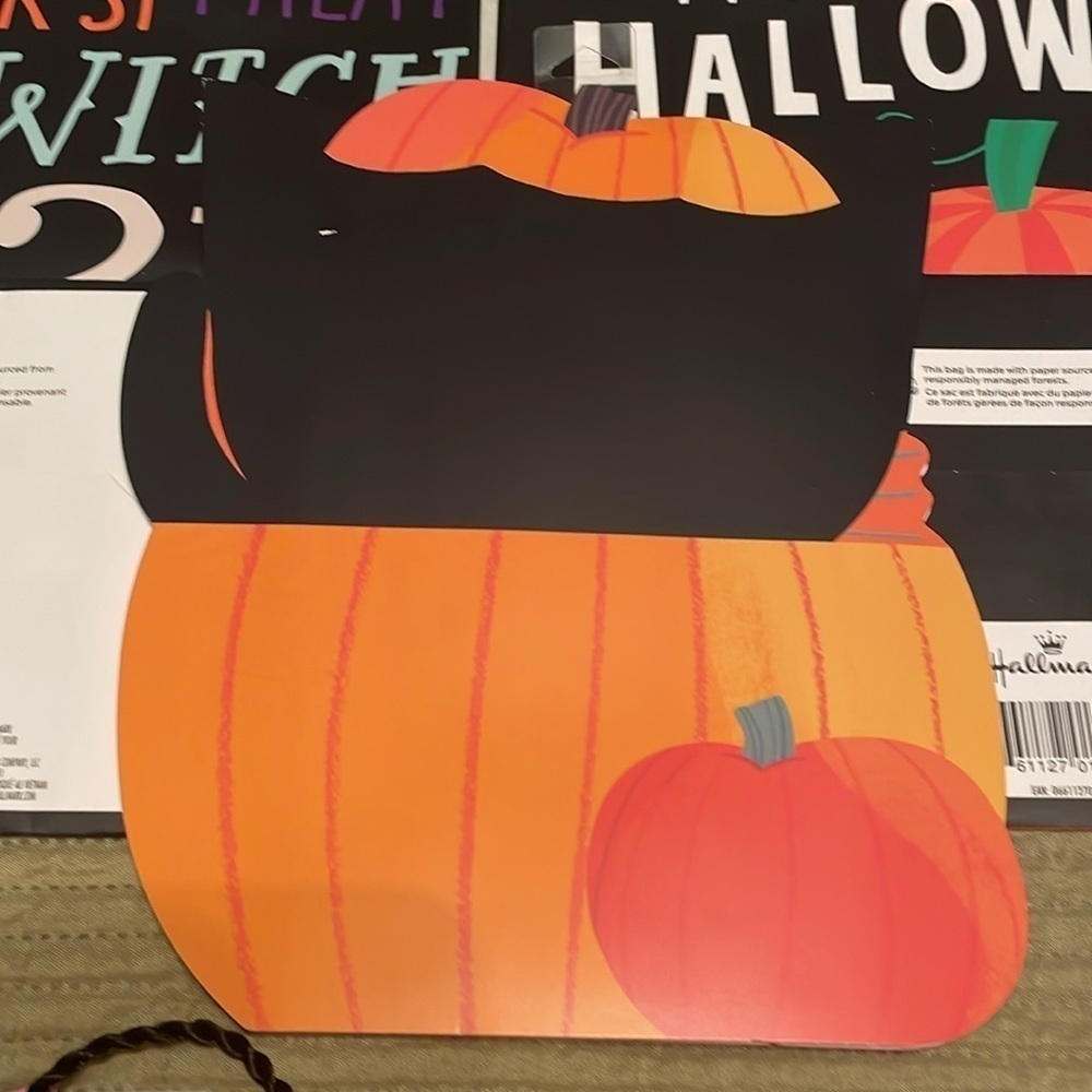Hallmark 11 Piece Bundle of Halloween Gift Bags & Tissue Paper - Picture 11 of 16
